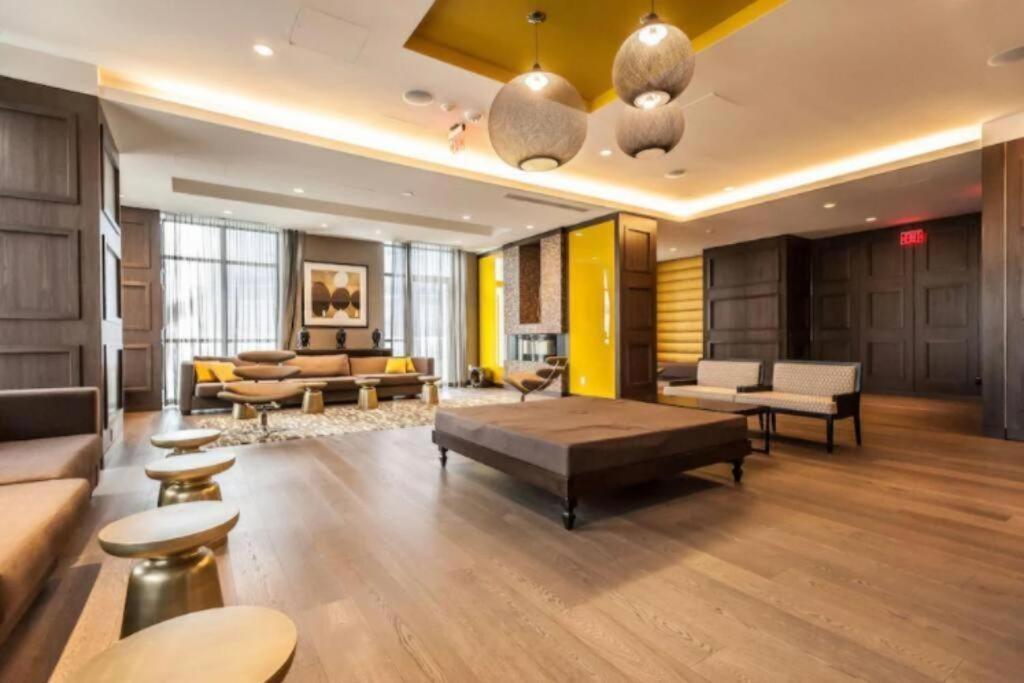 Skyline Suites - Walk To Mtcc, Acc, Rogers Centre & Entertainment District Toronto Eksteriør bilde