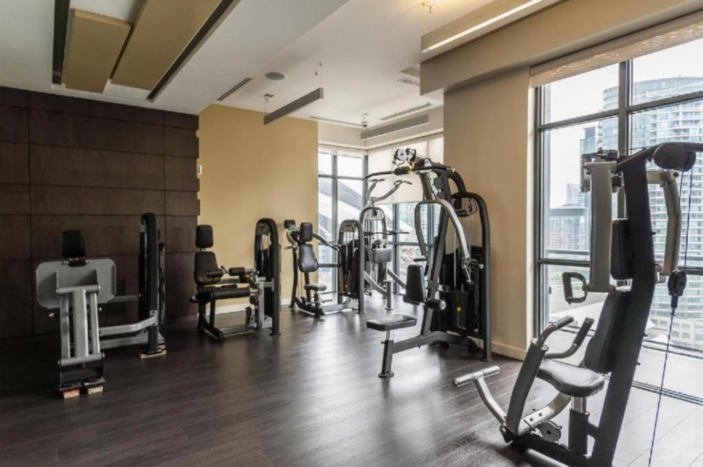 Skyline Suites - Walk To Mtcc, Acc, Rogers Centre & Entertainment District Toronto Eksteriør bilde