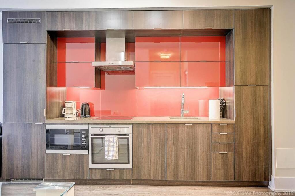 Skyline Suites - Walk To Mtcc, Acc, Rogers Centre & Entertainment District Toronto Eksteriør bilde